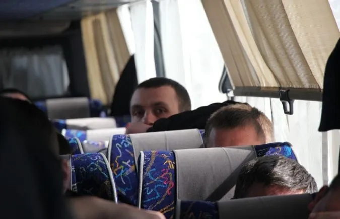 7 Orang yang Harus Kamu Hindari Saat Berada dalam Transportasi Umum. Bahaya! 11