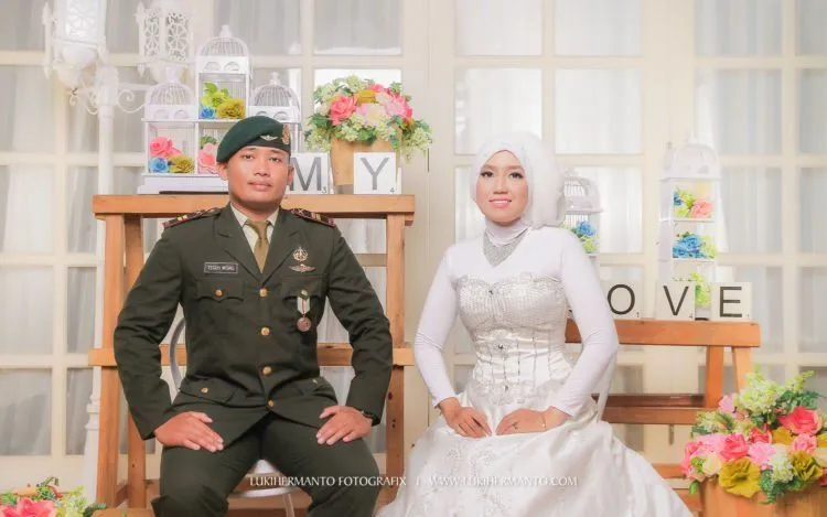 11 Foto Prewedding Lucu Tema Profesi. Dokter, Polisi, Tentara, Semua Ada di Sini 19