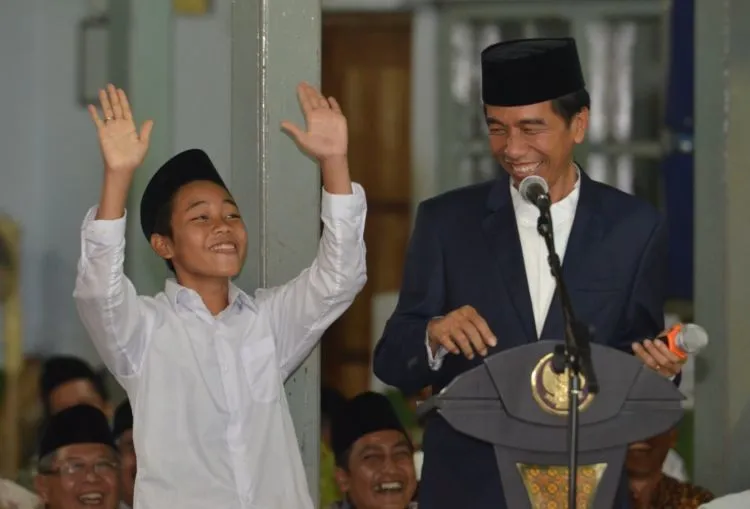 Dari Sandal Biru ke Jaket Bomber Keren, Ini Mungkin Alasan Kita Tak Bisa Berhenti Ngepoin Pak Jokowi 9