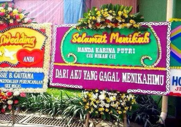 7 Karangan Bunga Tergokil di Kawinan. Antara Baper Beneran Ataukah Lucu-lucuan? 11