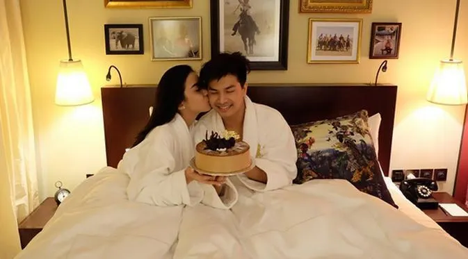 7 Alasan yang Bisa Bikin Cowok Suka Senyum-senyum Sendiri Pas Baru Bangun Tidur. Nggak Aneh Kok! :D 11