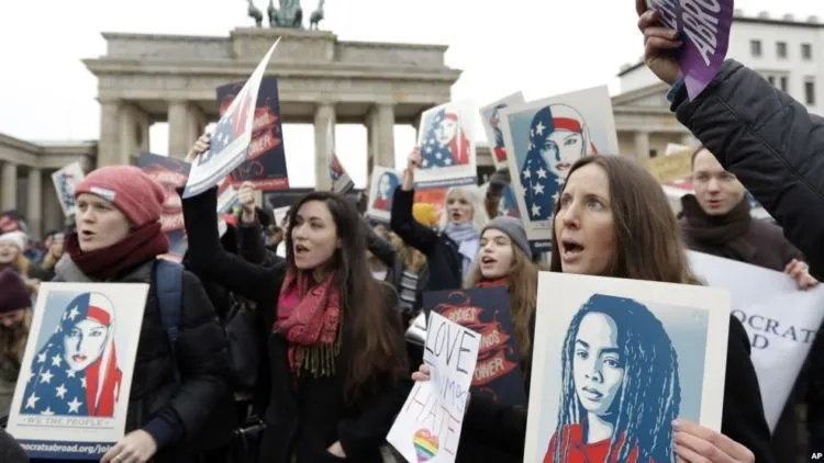 13 Foto Ini Jadi Bukti Bahwa Kebencian Terhadap Donald Trump Bisa Satukan Perempuan di Seluruh Dunia 20