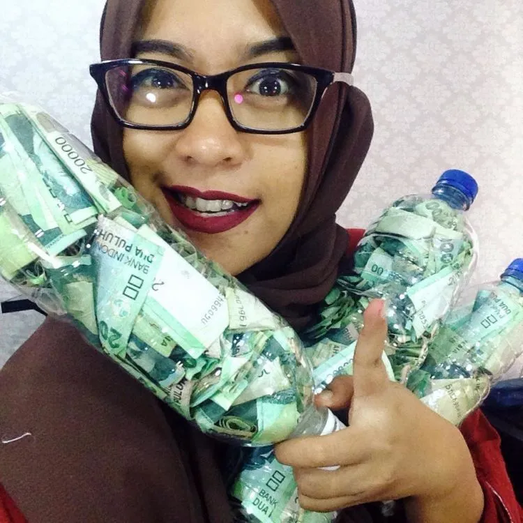 Gaya Nabung Paling Hits dari Vindy Harfrida! Cuma Modal Botol Mineral dan Lembaran 20 Ribu 6