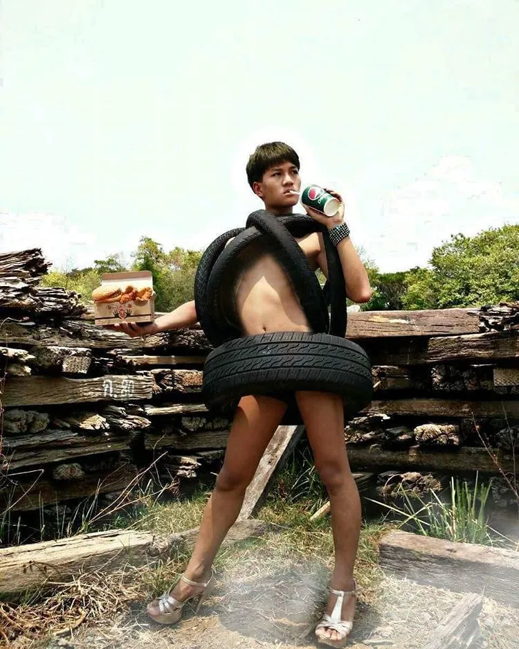 Gokil! Apa Aja Bisa Dijadikan Pakaian Sama Cowok Ini, Pokoknya yang Penting Alat Vital Ketutup 27