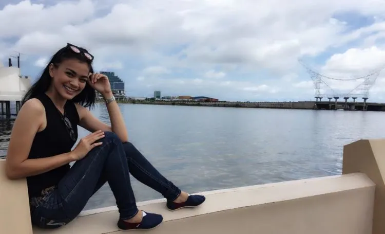 8 Gaya Kasual Putri Indonesia Kezia Warouw. Bukti Bahwa Cantik Tak Harus Bergaun Malam dan Bersepatu Hak Tinggi 12
