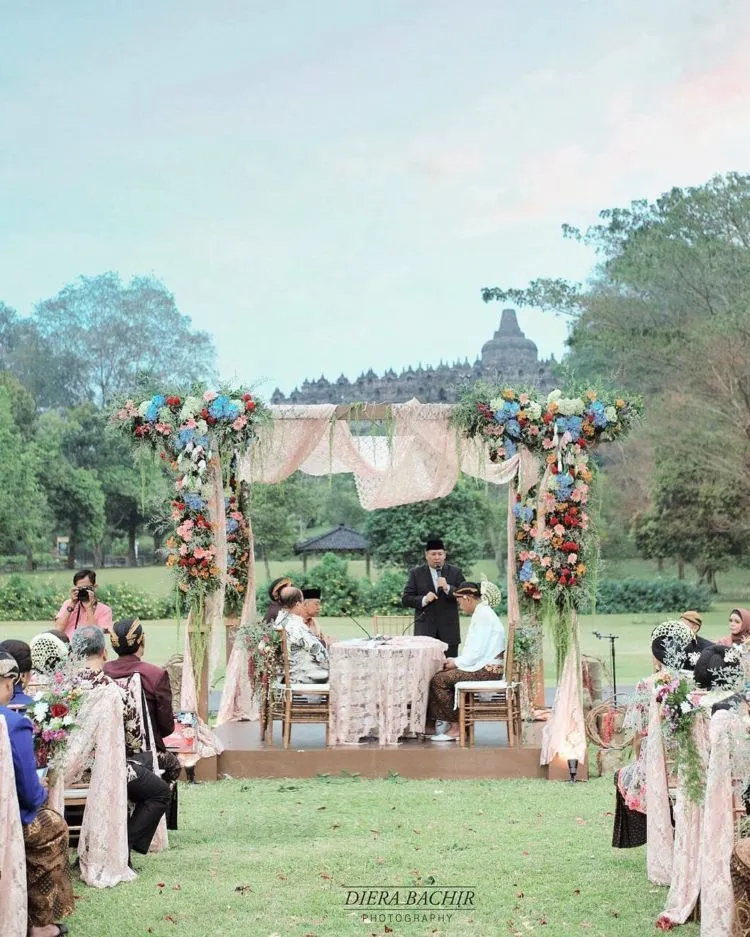 16 Inspirasi Pernikahan Berlatar Candi Borobudur dan Sawah, Ciptakan Momen Istimewa Tak Terlupakan 19