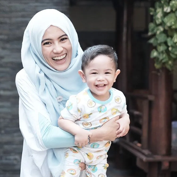 Tidak Perlu Test DNA, 12 Foto Wajah Selebriti dan Orangtuanya Ini Bisa Buktikan Semuanya 20