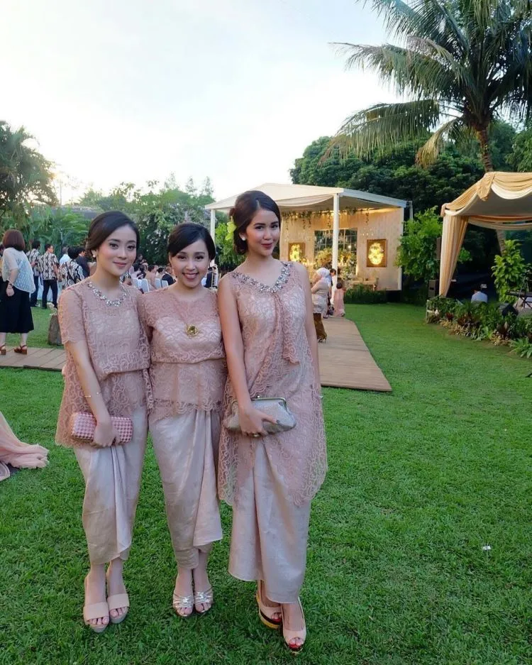8 Inspirasi Busana Pastel dari Lamaran Laudya Cynthia Bella. Untuk Mewah Tak Harus Cerah! 17