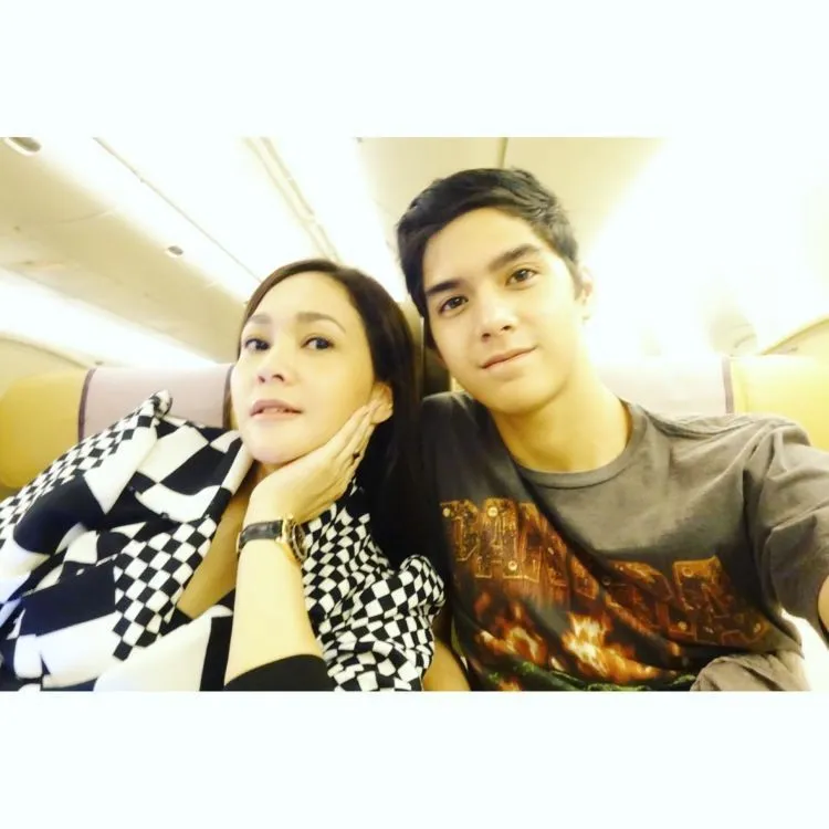 Tidak Perlu Test DNA, 12 Foto Wajah Selebriti dan Orangtuanya Ini Bisa Buktikan Semuanya 16