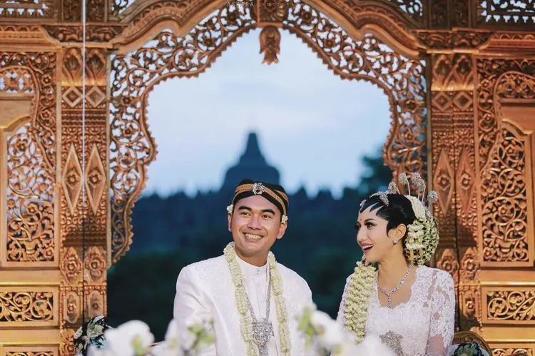 16 Inspirasi Pernikahan Berlatar Candi Borobudur dan Sawah, Ciptakan Momen Istimewa Tak Terlupakan 24