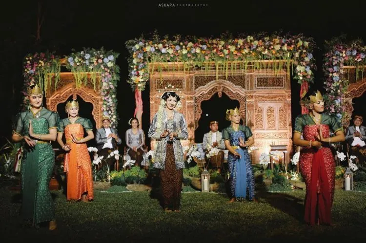 16 Inspirasi Pernikahan Berlatar Candi Borobudur dan Sawah, Ciptakan Momen Istimewa Tak Terlupakan 32