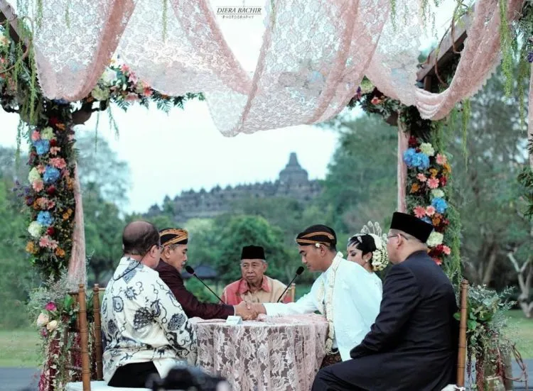 16 Inspirasi Pernikahan Berlatar Candi Borobudur dan Sawah, Ciptakan Momen Istimewa Tak Terlupakan 20