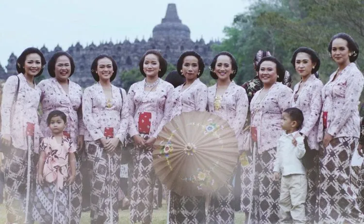 16 Inspirasi Pernikahan Berlatar Candi Borobudur dan Sawah, Ciptakan Momen Istimewa Tak Terlupakan 26
