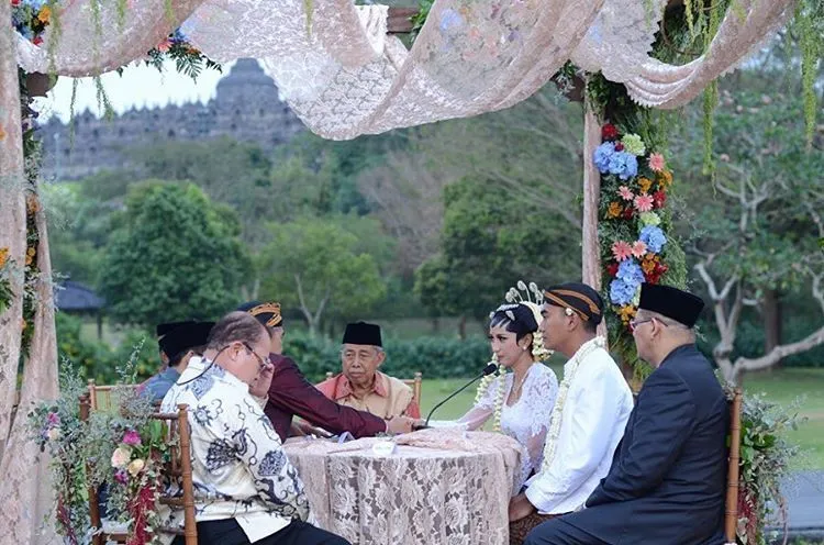 16 Inspirasi Pernikahan Berlatar Candi Borobudur dan Sawah, Ciptakan Momen Istimewa Tak Terlupakan 21