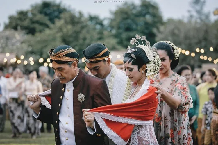 16 Inspirasi Pernikahan Berlatar Candi Borobudur dan Sawah, Ciptakan Momen Istimewa Tak Terlupakan 23