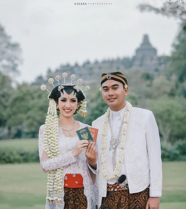 16 Inspirasi Pernikahan Berlatar Candi Borobudur dan Sawah, Ciptakan Momen Istimewa Tak Terlupakan 22