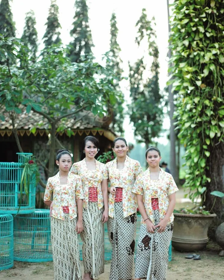 16 Inspirasi Pernikahan Berlatar Candi Borobudur dan Sawah, Ciptakan Momen Istimewa Tak Terlupakan 25