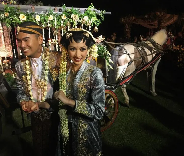 16 Inspirasi Pernikahan Berlatar Candi Borobudur dan Sawah, Ciptakan Momen Istimewa Tak Terlupakan 27