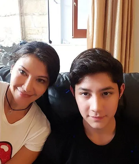 Tidak Perlu Test DNA, 12 Foto Wajah Selebriti dan Orangtuanya Ini Bisa Buktikan Semuanya 14