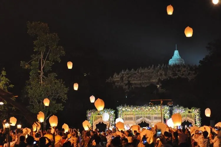 16 Inspirasi Pernikahan Berlatar Candi Borobudur dan Sawah, Ciptakan Momen Istimewa Tak Terlupakan 31