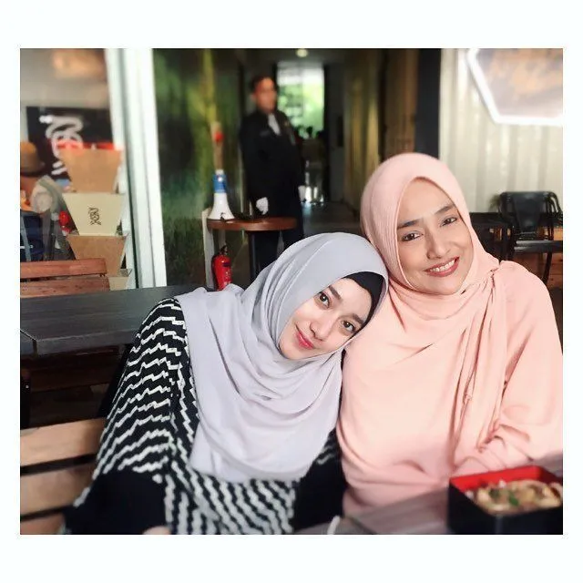 Tidak Perlu Test DNA, 12 Foto Wajah Selebriti dan Orangtuanya Ini Bisa Buktikan Semuanya 18