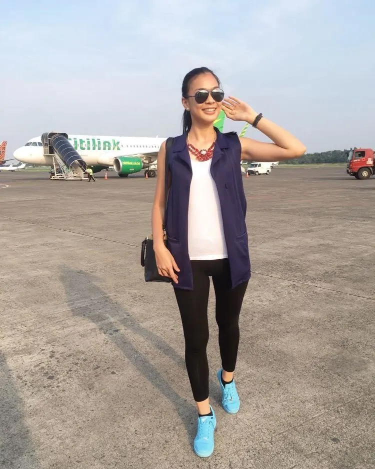 8 Gaya Kasual Putri Indonesia Kezia Warouw. Bukti Bahwa Cantik Tak Harus Bergaun Malam dan Bersepatu Hak Tinggi 11