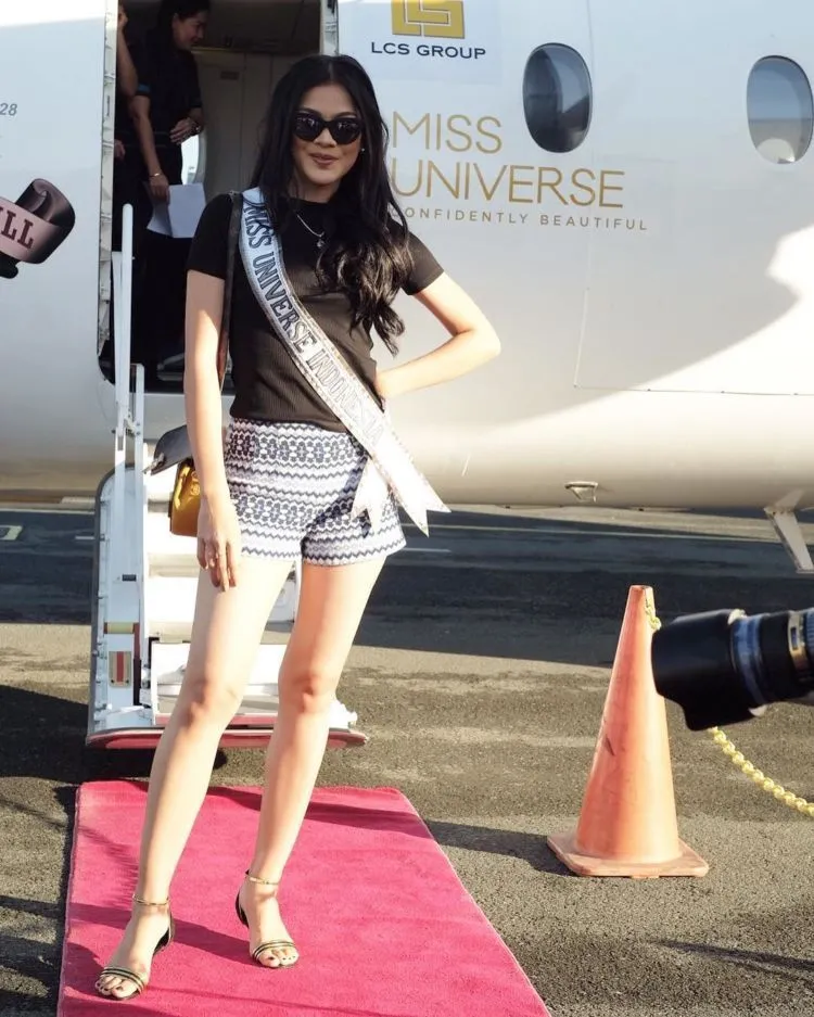 8 Gaya Kasual Putri Indonesia Kezia Warouw. Bukti Bahwa Cantik Tak Harus Bergaun Malam dan Bersepatu Hak Tinggi 15