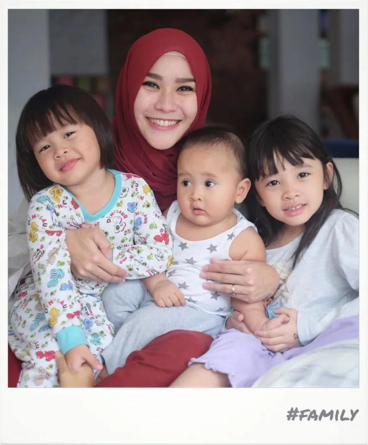 Menebak-nebak Bagaimana Cara Zaskia Mecca Mendidik Anak-anaknya. Mereka Cerdas Semua! 9