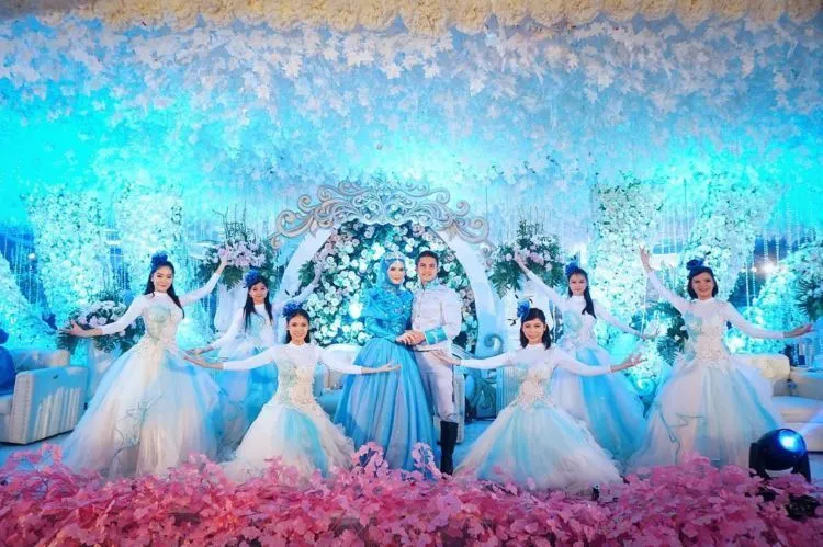 Resepsi Unik Nan Mewah Ala Cinderella Berhijab. 16 Foto Ini Menunjukkan Totalitas Fairy Tale Tanpa Batas 32 Cinderella with veil for weding ceremony