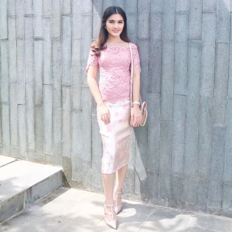 8 Inspirasi Busana Pastel dari Lamaran Laudya Cynthia Bella. Untuk Mewah Tak Harus Cerah! 18