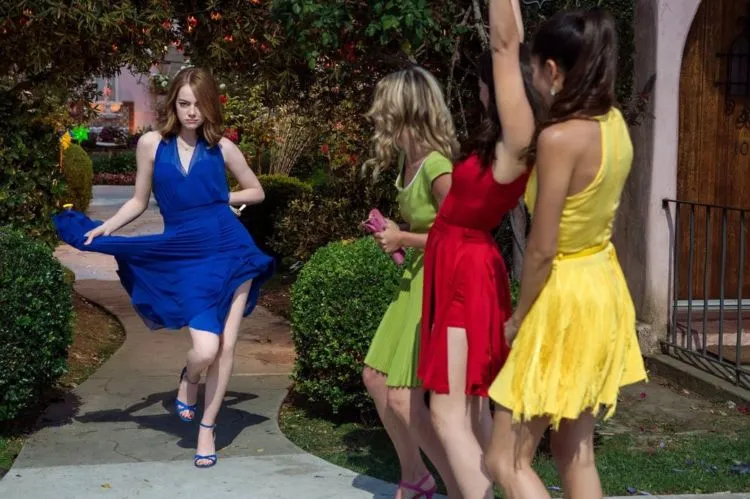 12 Gaya Style Feminin yang Apik a la Emma Stone di Film La La Land. Memanjakan Mata Banget! 19