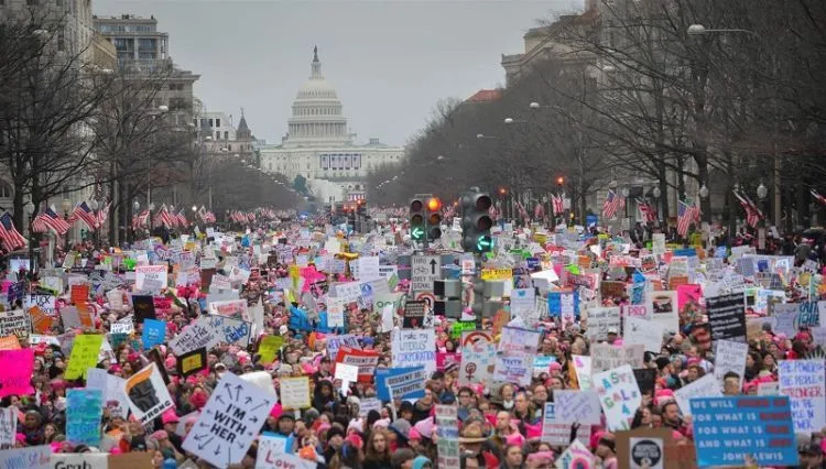 13 Foto Ini Jadi Bukti Bahwa Kebencian Terhadap Donald Trump Bisa Satukan Perempuan di Seluruh Dunia 14