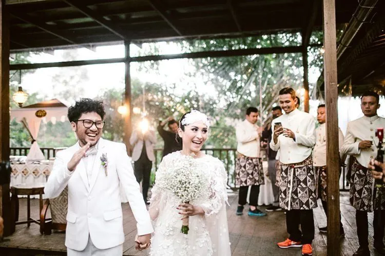 Lakukan 7 Hal Ini Saat Temanmu Banyak yang Menikah Duluan. Dunia Nggak Berhenti di Situ, Kok 9