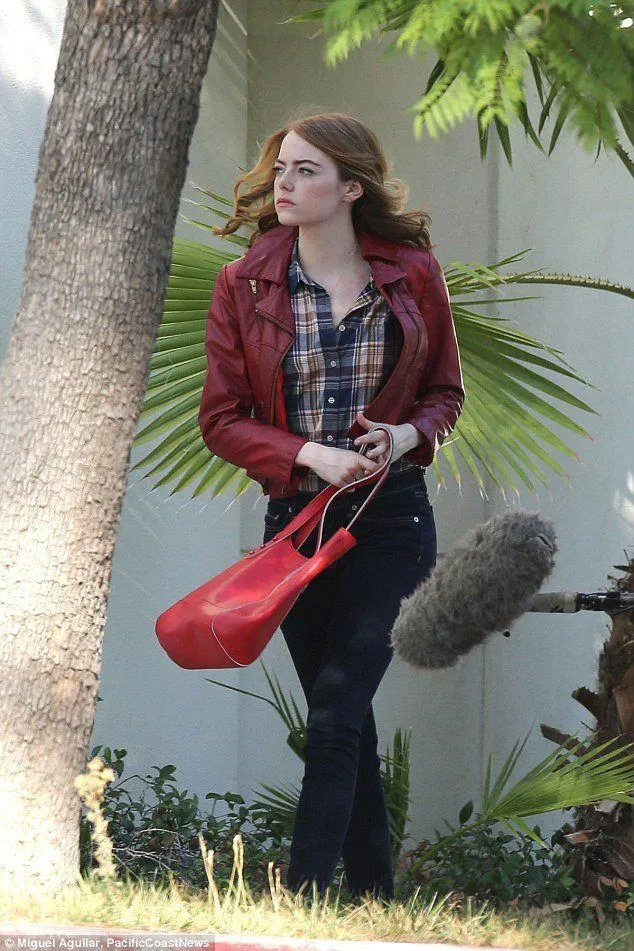 12 Gaya Style Feminin yang Apik a la Emma Stone di Film La La Land. Memanjakan Mata Banget! 30