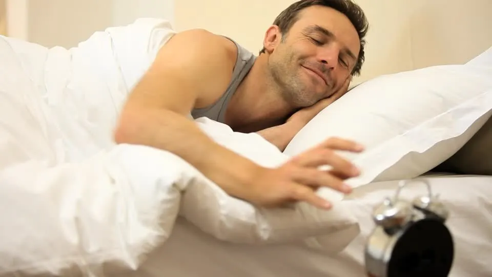 7 Alasan yang Bisa Bikin Cowok Suka Senyum-senyum Sendiri Pas Baru Bangun Tidur. Nggak Aneh Kok! :D 14