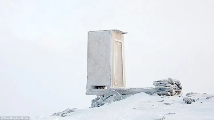 Begini Nih Bentuk Toilet Paling Ekstrem di Dunia. Letaknya di Ketinggian 2.600 Meter, Pegunungan Siberia! 8