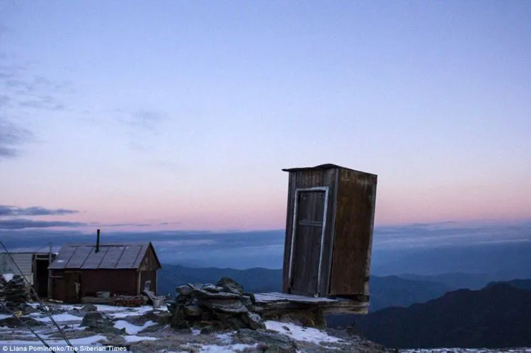 Begini Nih Bentuk Toilet Paling Ekstrem di Dunia. Letaknya di Ketinggian 2.600 Meter, Pegunungan Siberia! 6