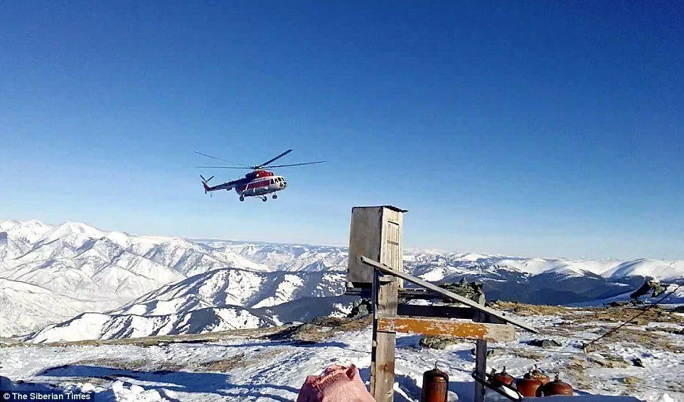 Begini Nih Bentuk Toilet Paling Ekstrem di Dunia. Letaknya di Ketinggian 2.600 Meter, Pegunungan Siberia!