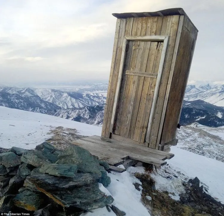 Begini Nih Bentuk Toilet Paling Ekstrem di Dunia. Letaknya di Ketinggian 2.600 Meter, Pegunungan Siberia! 7