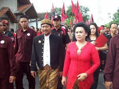 Menikah Adalah Soal Berjuang Bersama, Tapi Nggak Kayak Pasangan Bupati Klaten Ini Juga Kali 14