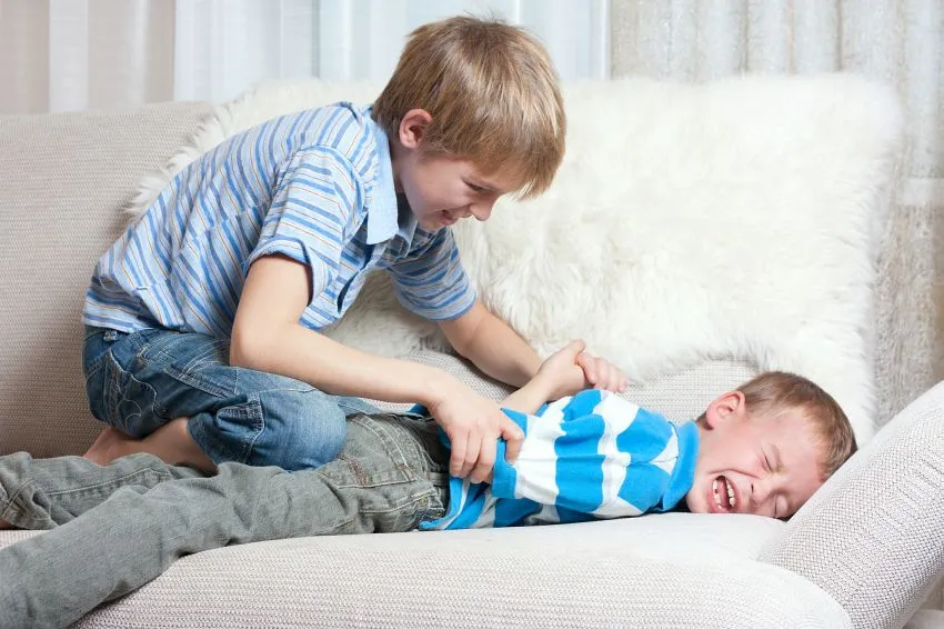 5 Hal yang Biasanya Bikin Cowok Berantem Waktu Masa Kecil. Konyol Tapi Bikin Hidup Lebih Seru! 10