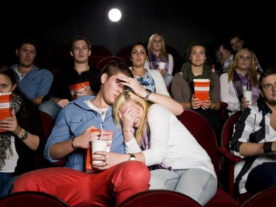 6 Hal yang Ada di Pikiran Cowok Waktu Diajakin Nonton Cewek. Nggak Bakal Nyangka Mereka Mikir Gini! 8
