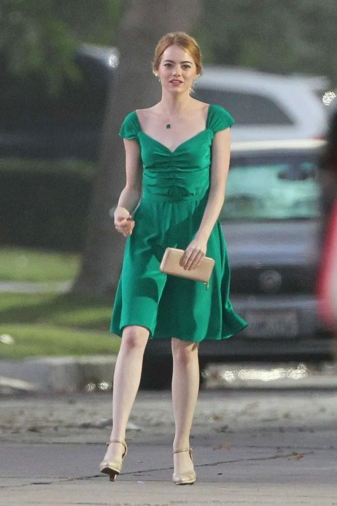 12 Gaya Style Feminin yang Apik a la Emma Stone di Film La La Land. Memanjakan Mata Banget! 18