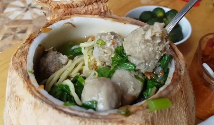 Kuliner Unik di Jogja, Bakso dengan Kuah Air Kelapa Muda. Bikin Penasaran Sama Rasanya Nih! 6