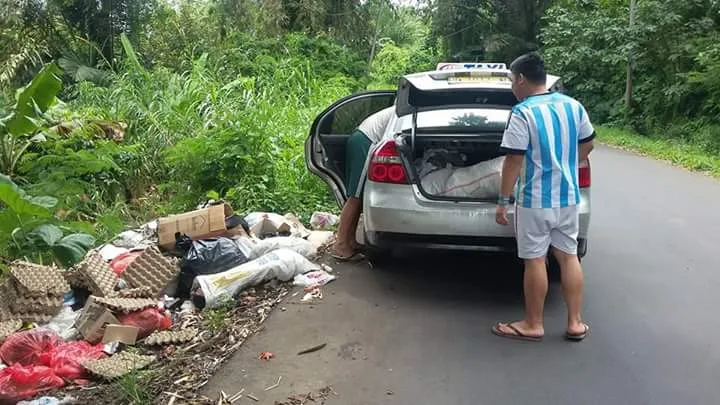 Perilaku Pengemudi Mobil yang Kurang Beradab di Jalan. Dari Buang Puntung Rokok Sampai Kulit Durian! 7