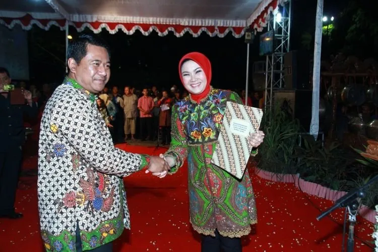 Menikah Adalah Soal Berjuang Bersama, Tapi Nggak Kayak Pasangan Bupati Klaten Ini Juga Kali 19