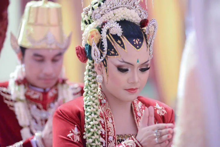 Entah Apa Korelasinya: Cewek Berdandan Manglingi di Pernikahan = Kasihan Suaminya? 18