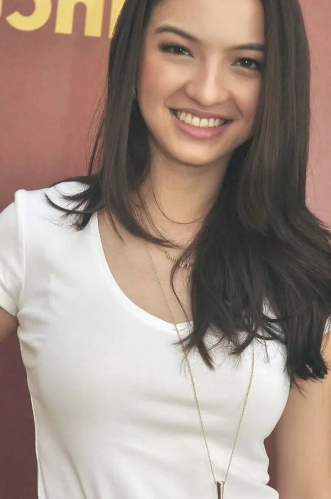 Senyummu Pas Dipotret Nggak Pernah Bagus? Coba Deh Pakai Trik Artis-Artis Cantik Ini Tersenyum Manis 17