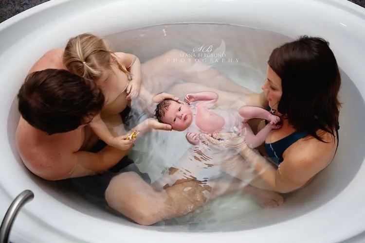 10 Video Proses Kelahiran Water Birth yang Mengesankan Hati. Jadi Ingin Segera Punya Baby 'Kan? 4