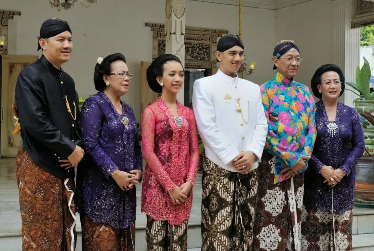 Meski Zaman Sudah Modern, 16 Keluarga Kerajaan Ini Masih Hidup Bak di Negeri Dongeng 32